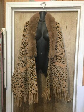 NWT Beta's choice knitted cape with faux fur beautiful soft from fall/winter